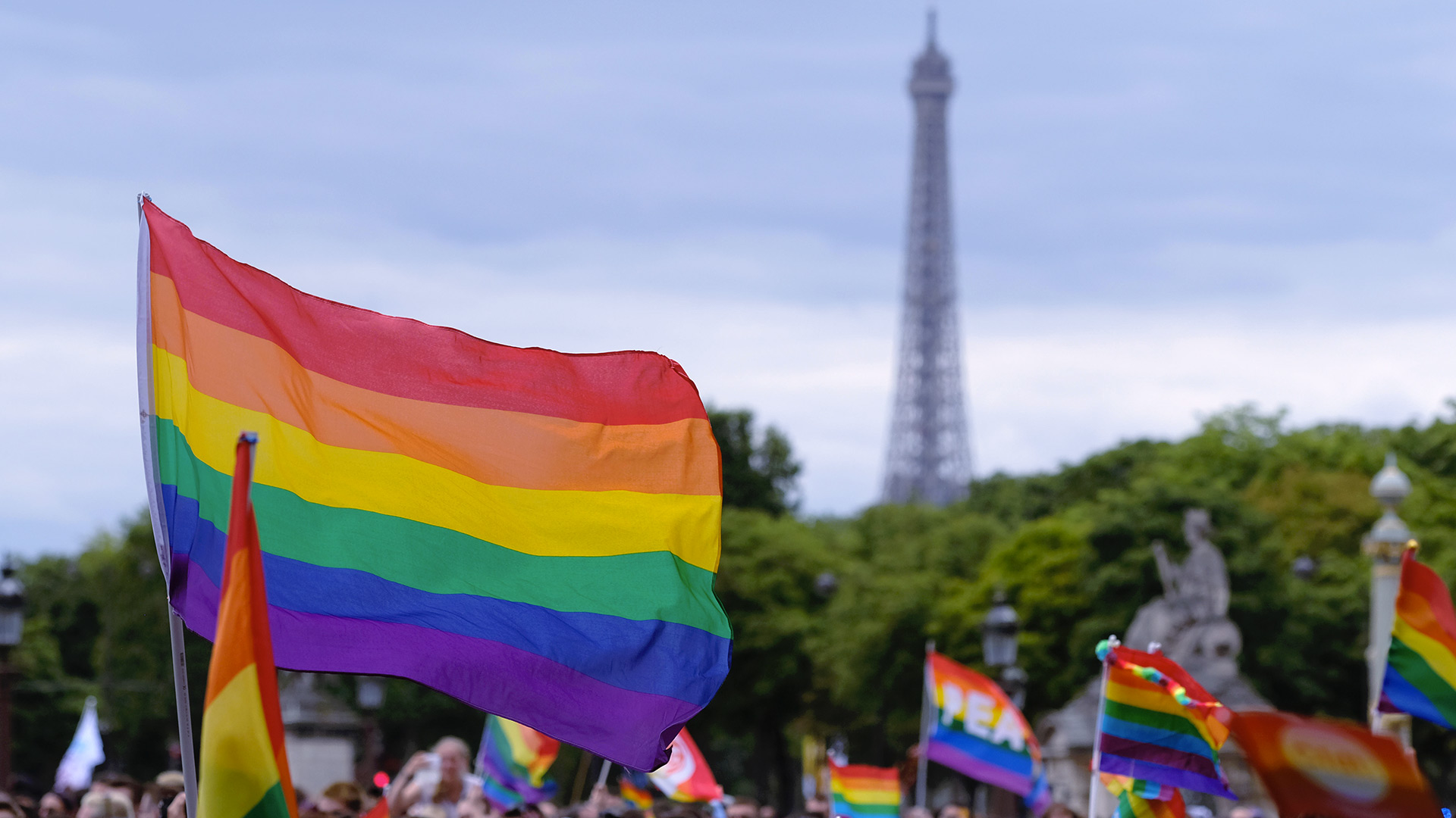 Drapeau arc-en-ciel flottant près de la Tour Eiffel lors de la Marche des fiertés de Paris (© Aflo Co. Ltd./Alamy Stock Photo)(Bing France)