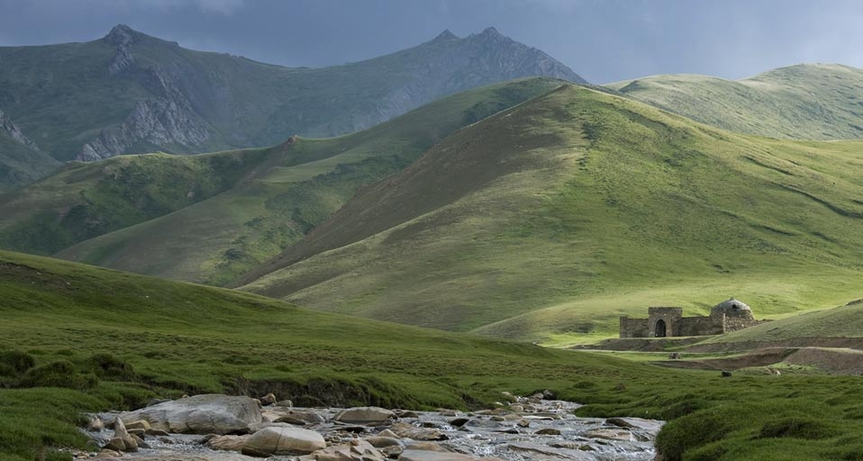 丝绸之路上在吉尔吉斯斯坦境内的石头客栈 -- Doug Meikle/Ticket/Photolibrary &copy; (Bing China)