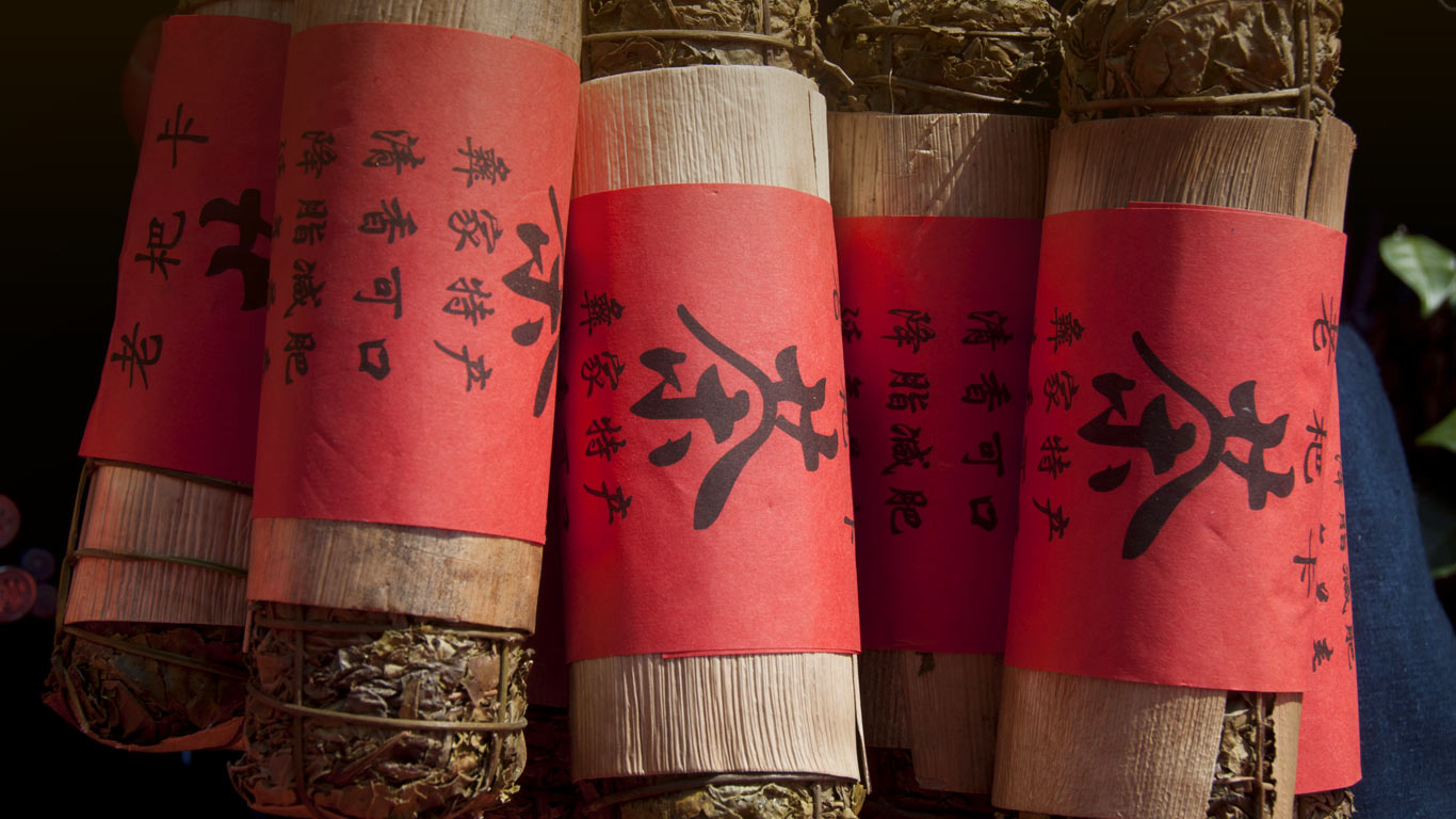 云南省普洱市江城县，简易包装的绿茶紧压茶 (© Stefan Auth/imagebroker.net/ Superstock)(Bing China)