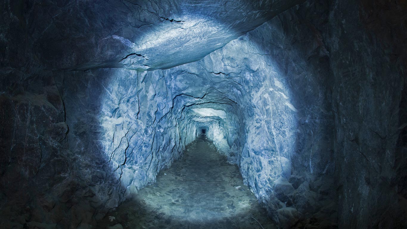 优胜美地国家公园灵感点附近的隧道，美国加利福尼亚州 (© Cameron MacPhail/Aurora Photos)(Bing China)