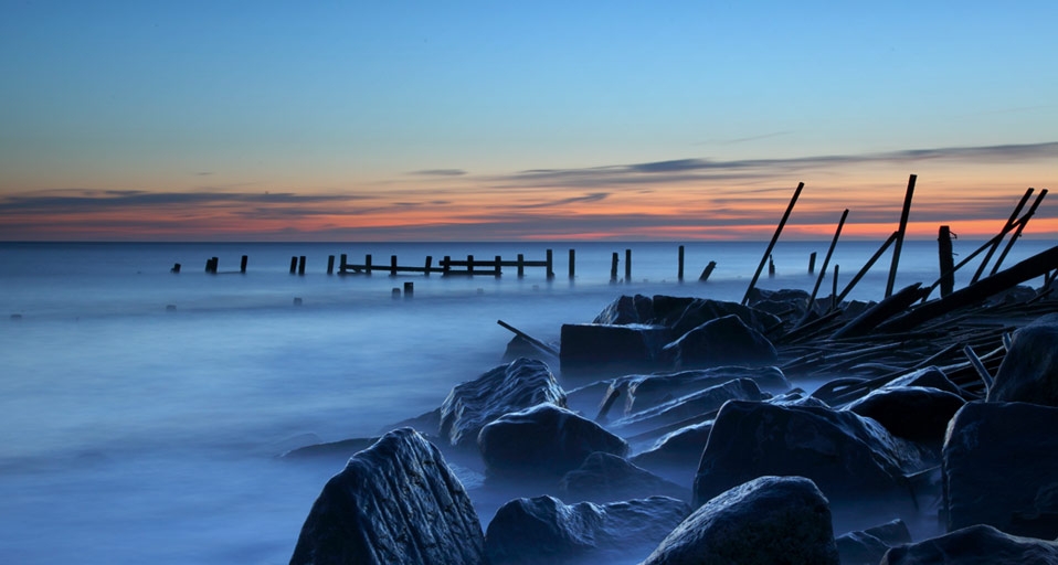 英国海岸线上的堤坝 -- Tim Harris &copy; (Bing China)