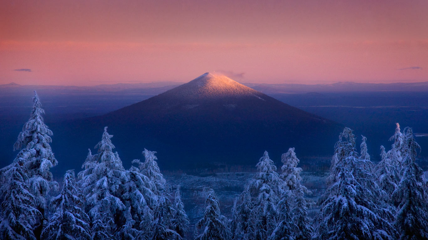 美国俄勒冈州，从杰斐逊峰自然荒野区看到的黑山 (© Marc Adamus/Aurora Photos)(Bing China)