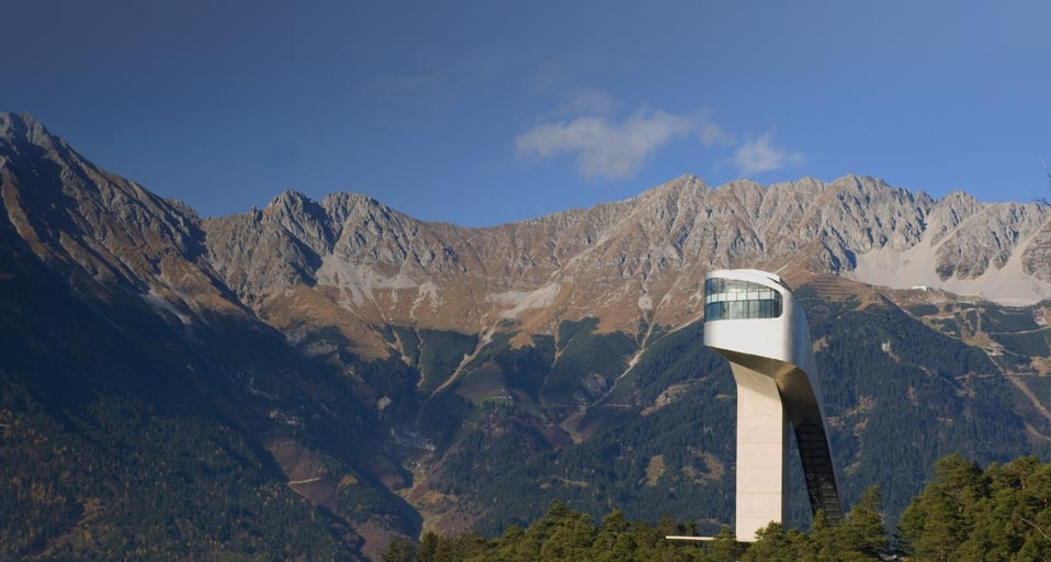 Die Skisprungschanze Bergisel in Innsbruck, Tirol, Österreich – Westend61 / SuperStock &copy; (Bing Germany)