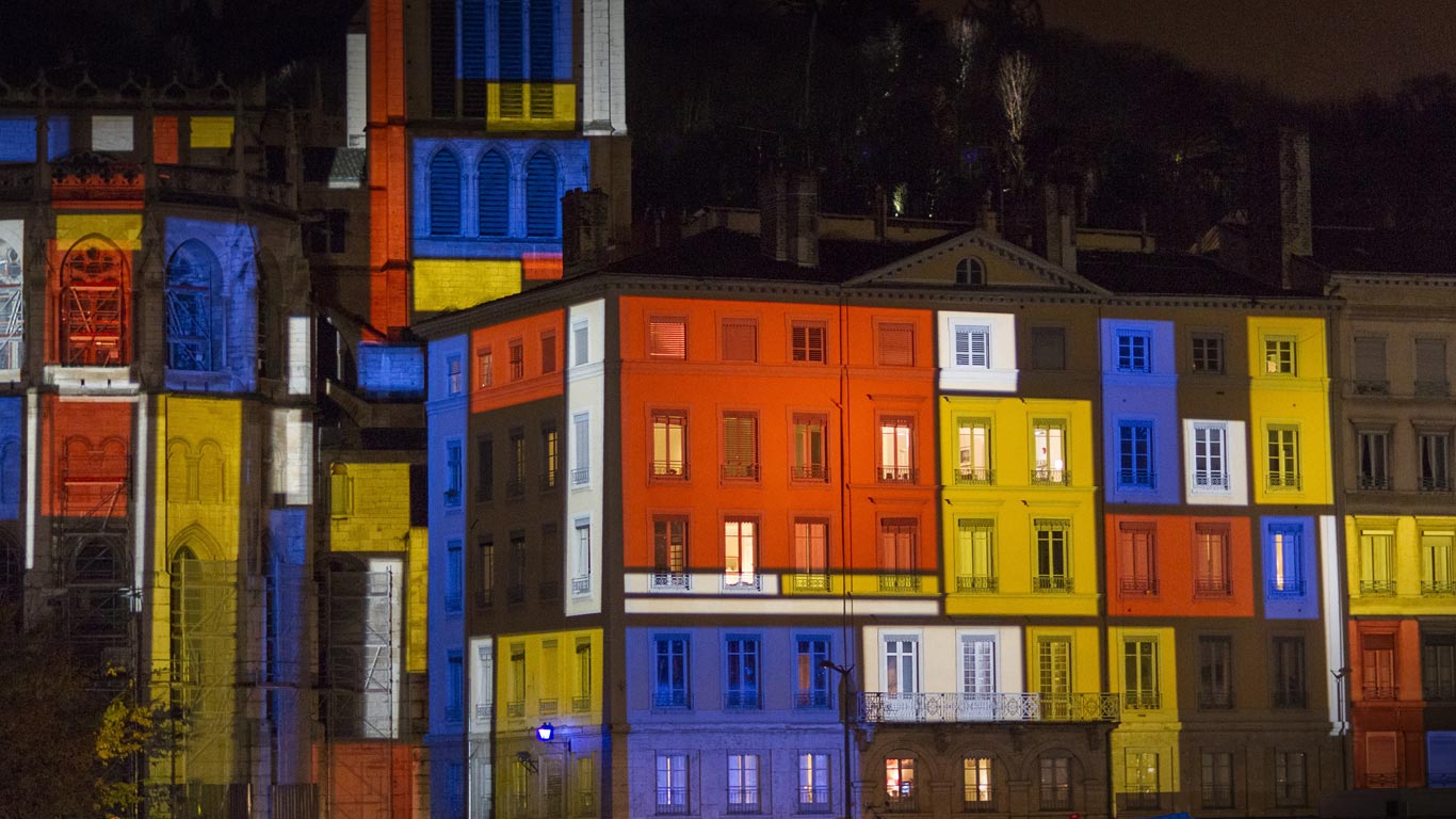 Gros plan sur “Et Si?”, une installation de l’artiste Daniel Knipper, répétitions de la Fête des lumières à Lyon (© Robert Pratta/Corbis)(Bing France)