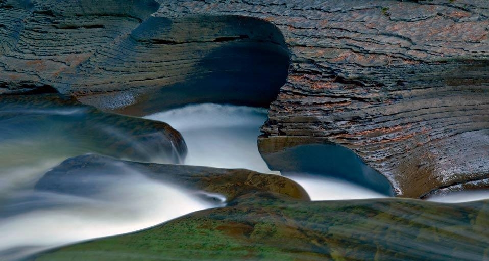 密歇根州豪猪山脉的小溪 (© Ron Strong/Superstock) &copy; (Bing China)