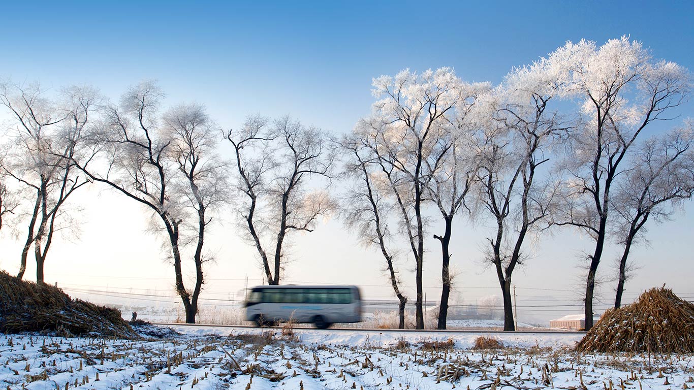 [今日立冬] 中国，吉林，雾凇与公路 (© Zhijun Sun/TAO Images Limited/Alamy Stock Photo)(Bing China)