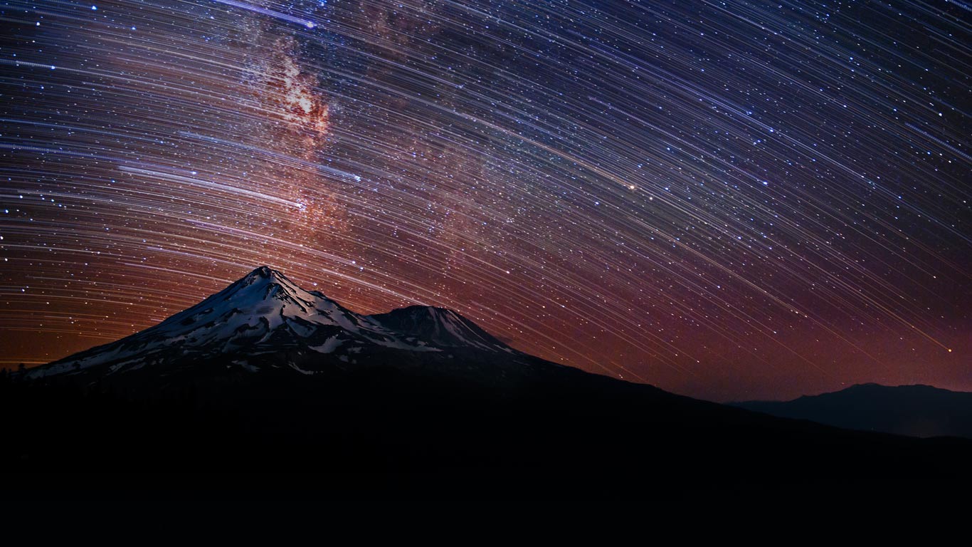 美国，加利福尼亚州，掠过沙斯塔山的星轨 (© Brad Goldpaint/Aurora Photos)(Bing China)