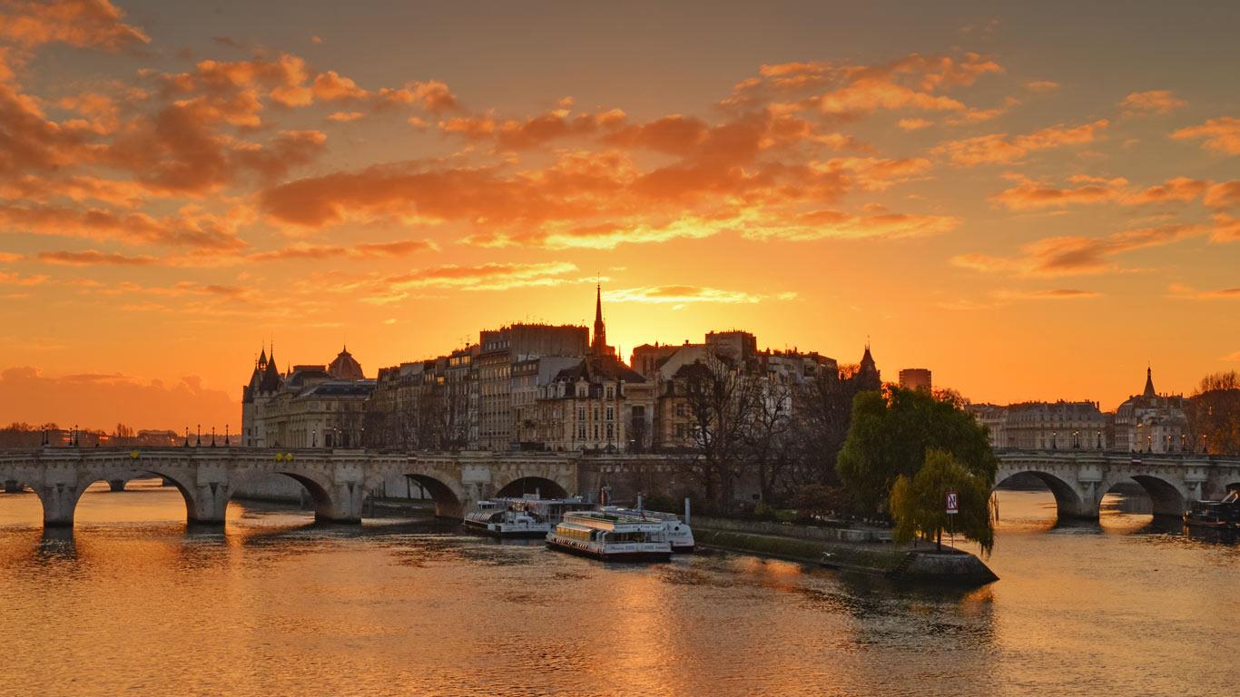 Soleil se levant derrière l’île de la Cité, Paris (© Julien Lee Kien On)(Bing France)