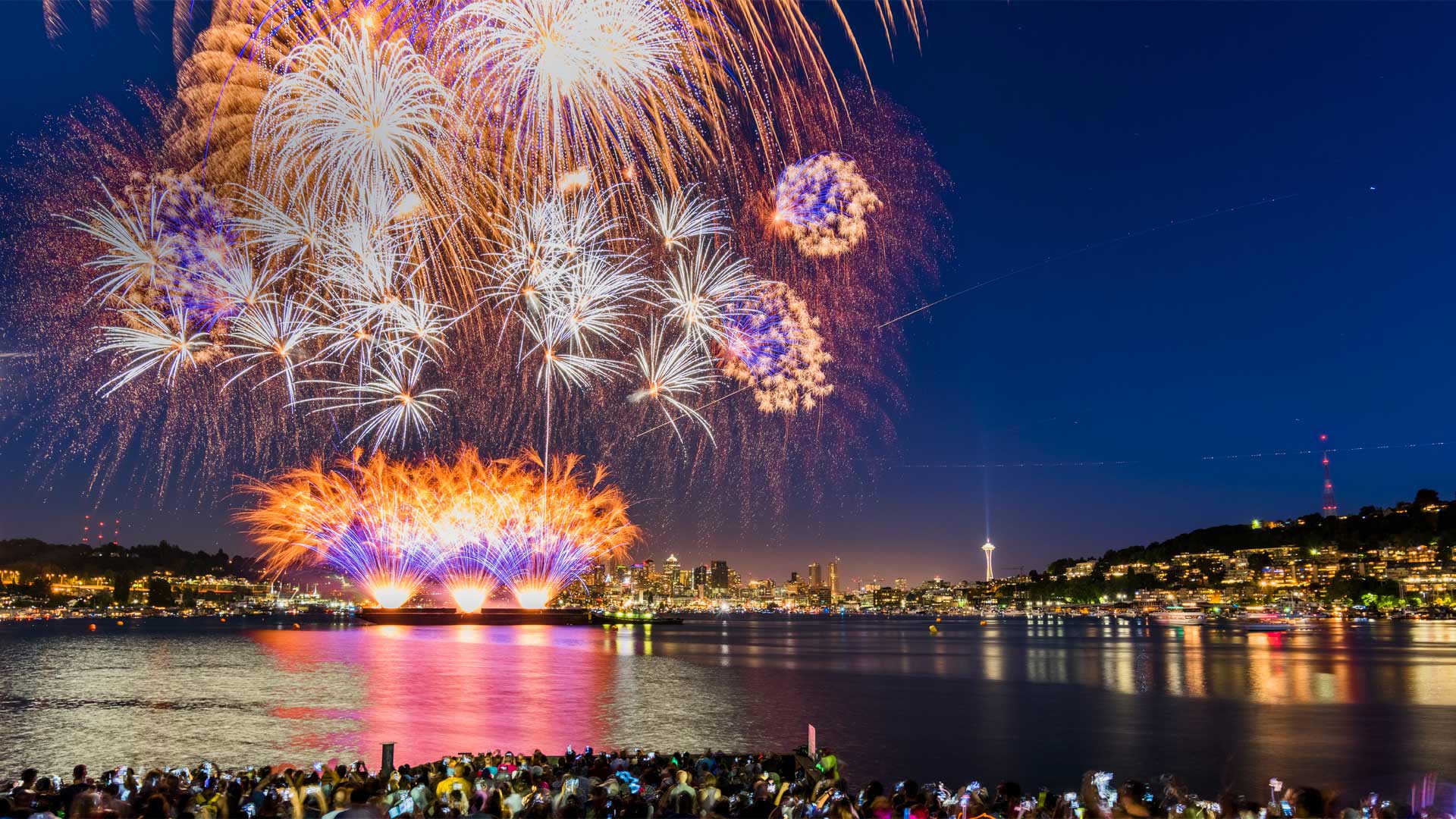 July 4th fireworks over Lake Union, Seattle (© Onest Mistic/Getty Images)(Bing United States)