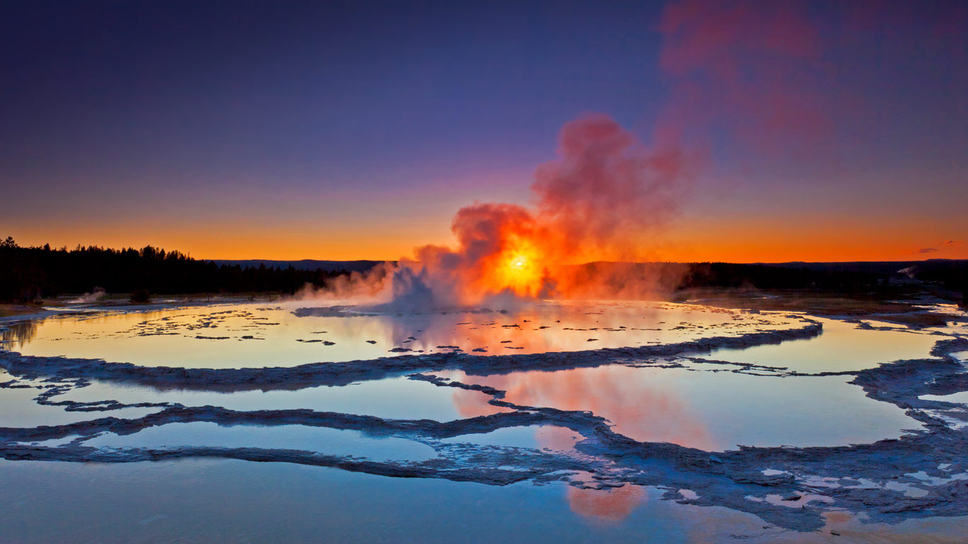 大喷泉间歇泉，美国怀俄明州黄石国家公园 (© lightpix/iStock/Getty Images Plus)(Bing China)