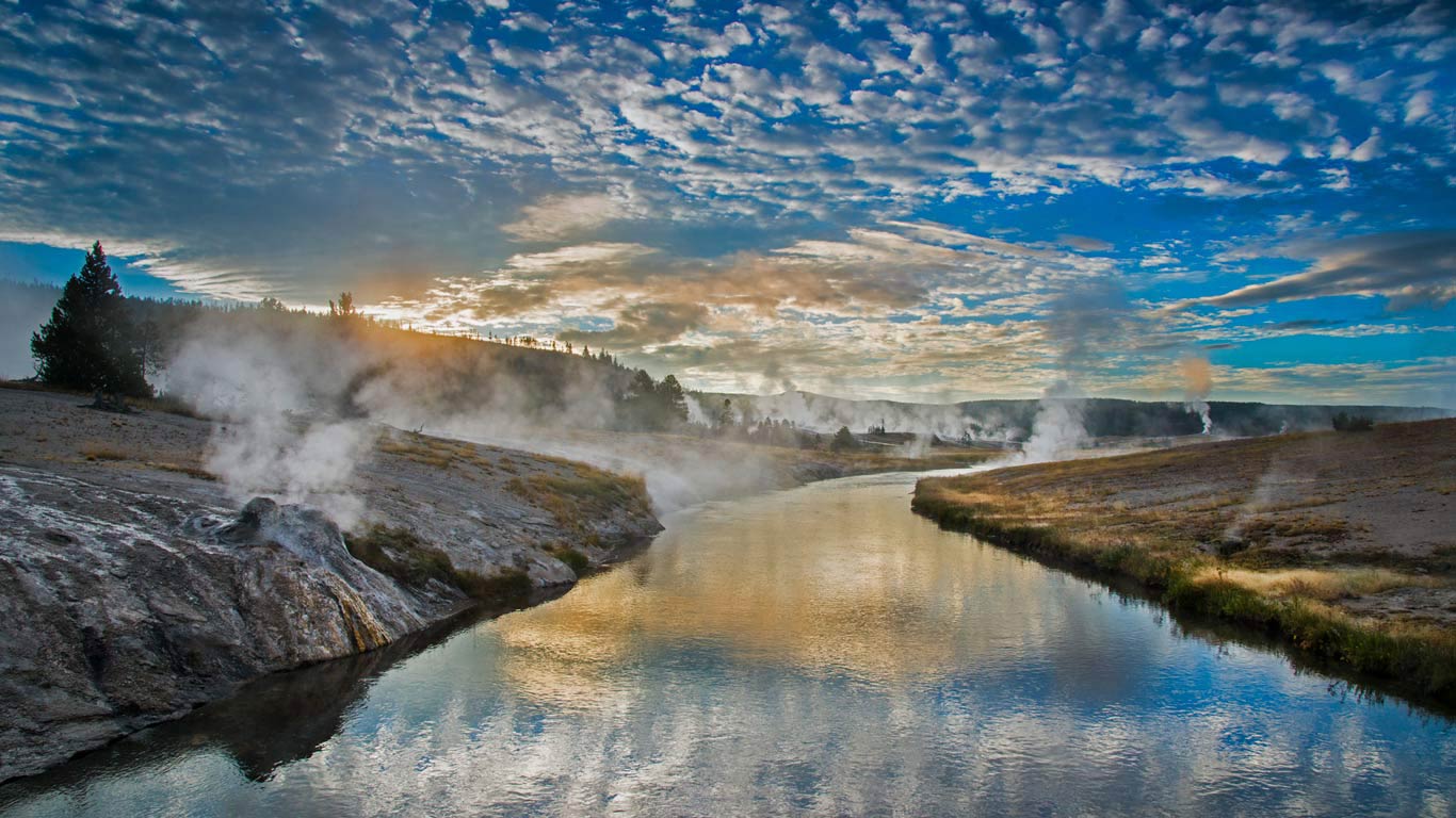 黄石国家公园内的火洞河，美国怀俄明州 (© Bryan Jolley/Tandem Stills + Motion)(Bing China)