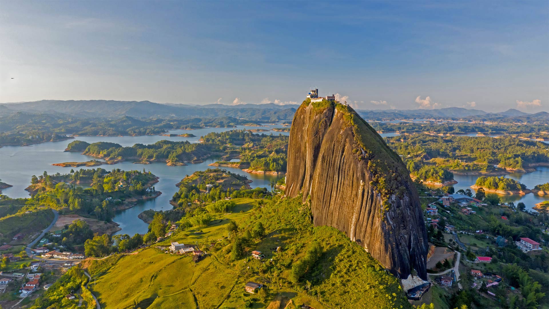 鸟瞰瓜塔佩巨岩，哥伦比亚瓜塔佩 (© Amazing Aerial Agency/Offset by Shutterstock)(Bing China)