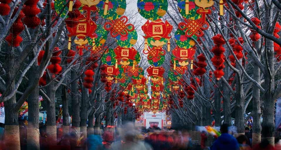 Lantern decorations at Dìtán Park in Beijing, China (© John Warburton Lee/Superstock) &copy; (Bing Canada)