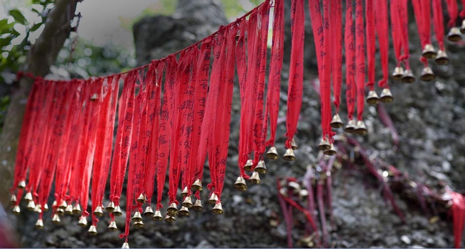 富饶海岛情：鹿回头公园中的祈福丝带 -- ImageMore/age fotostock &copy; (Bing China)