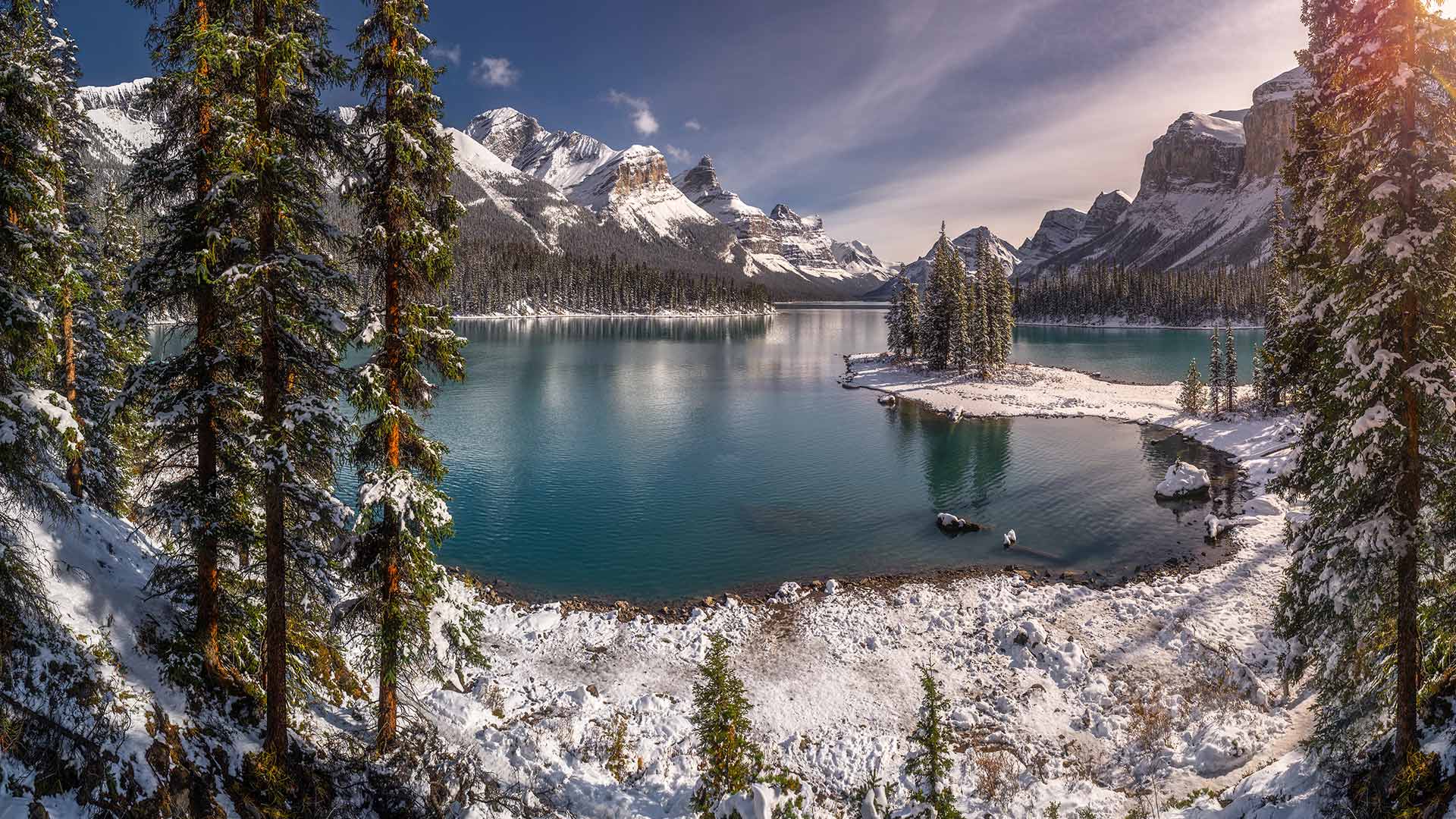 Spirit Island during winter season, Maligne Lake, Jasper National Park, Alberta (© Natapong Supalertsophon/Getty Images)(Bing Canada)