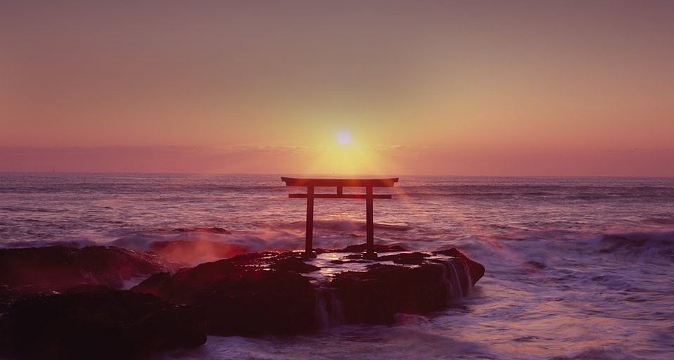 ｢本栖湖から見る富士山の初日の出｣山梨, 身延町 -- JTB Photo/Photolibrary &copy; (Bing Japan)