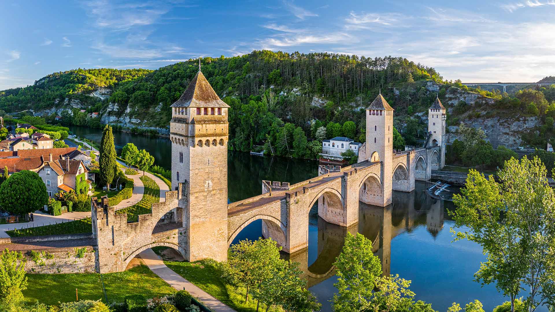 Pont Valentré traversant le Lot à Cahors, Vallée du Lot, France (© Reinhard Schmid/Huber/eStock Photo)(Bing France)