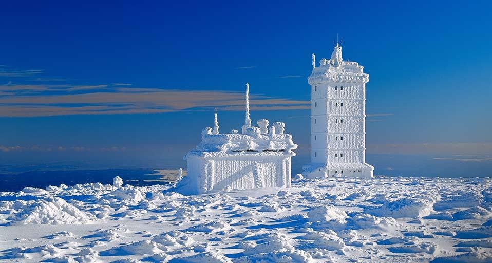 Wetterstation auf dem Gipfel des Brocken, Sachsen-Anhalt, Deutschland. (© Günter Gräfenhain/Huber/4Corners) &copy; (Bing Germany)