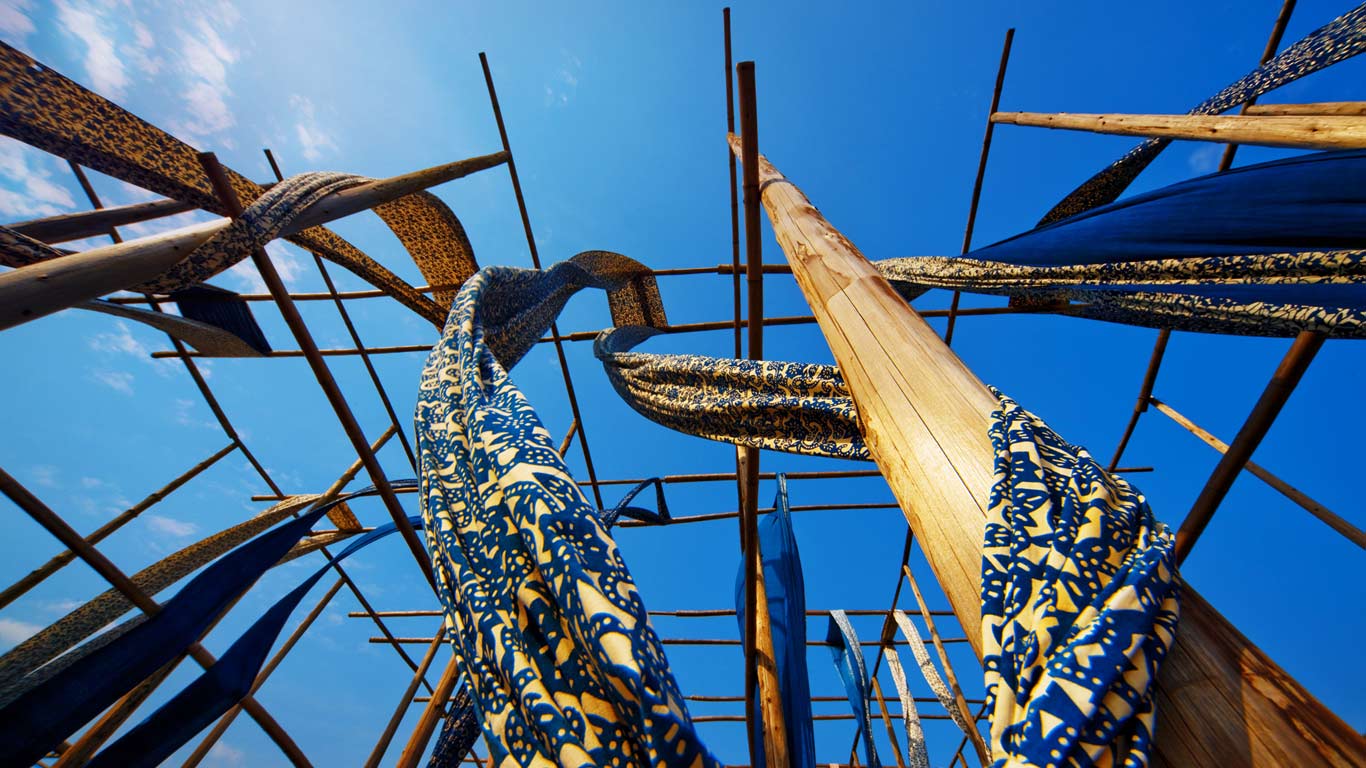 浙江桐乡乌镇，晾晒的染色丝绸 (© TAO Images Limited/Getty Images)(Bing China)