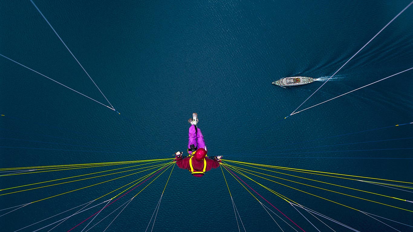 图恩湖上空的滑翔运动员，瑞士 (© Uli Wiesmeier/Getty Images)(Bing China)