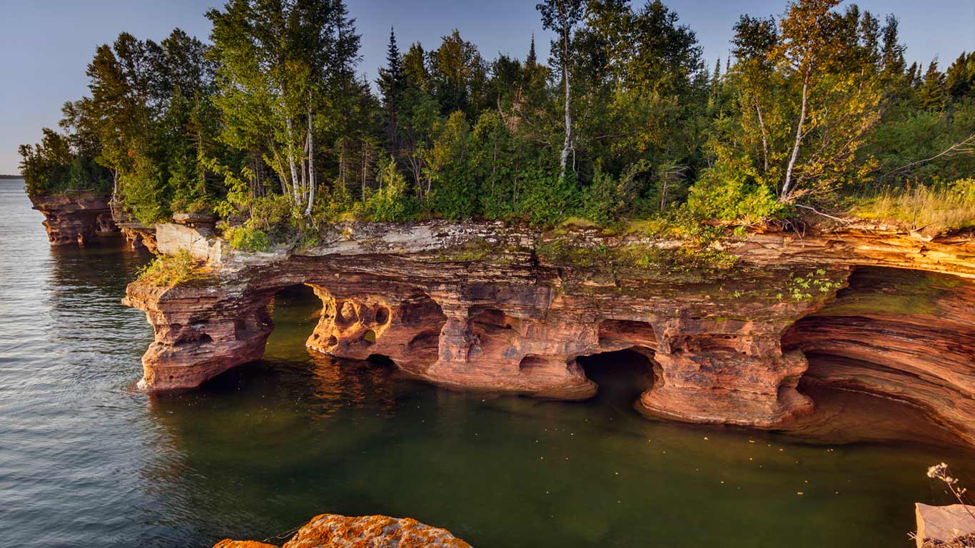 Layered sandstone cliffs and sea caves on Devils Island in the Apostle Islands National Lakeshore, Wisconsin (© Chuck Haney/Danita Delimont)(Bing Canada)