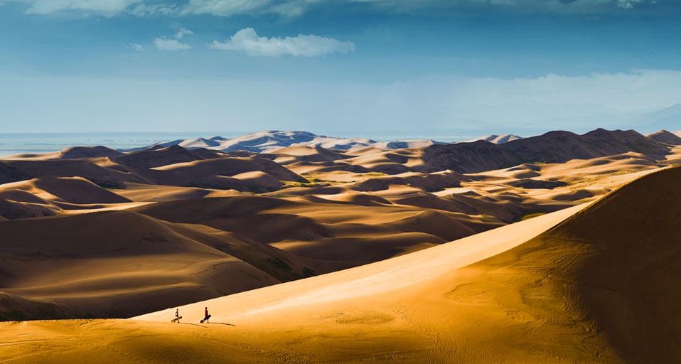 科罗拉多州大沙丘国家公园内的远足者 (© Glenn Oakley/Aurora Photos) &copy; (Bing China)