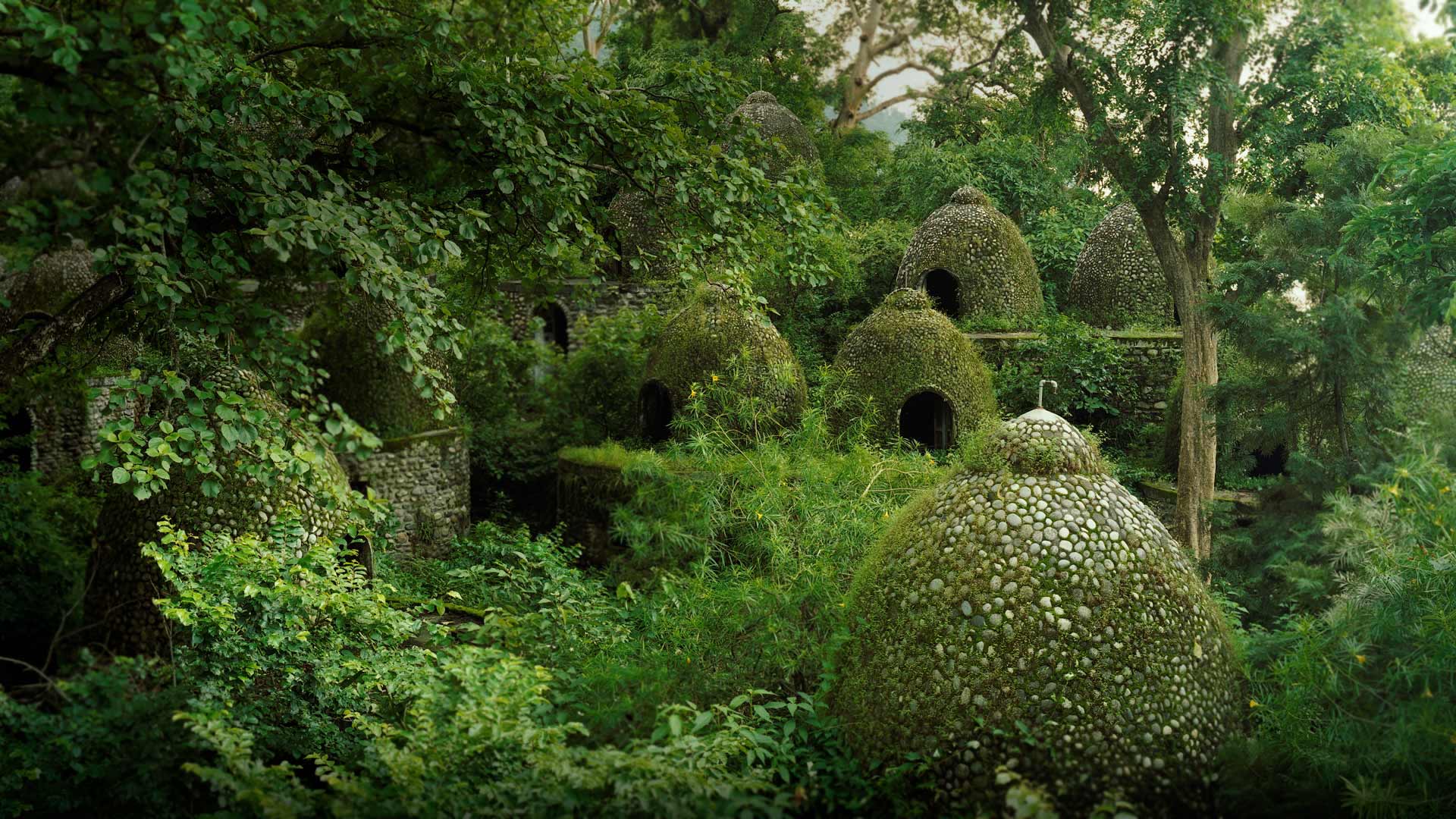 ｢ビートルズ・アシュラム｣インド, リシュケシュ (© Sasha Bezzubov/Gallery Stock)(Bing Japan)