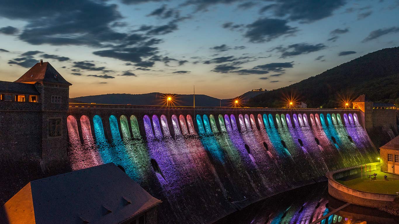 Nächtlich beleuchtete Staumauer der Edertalsperre, Waldeck, Hessen, Deutschland (© Thorsten Wege/500px)(Bing Deutschland)