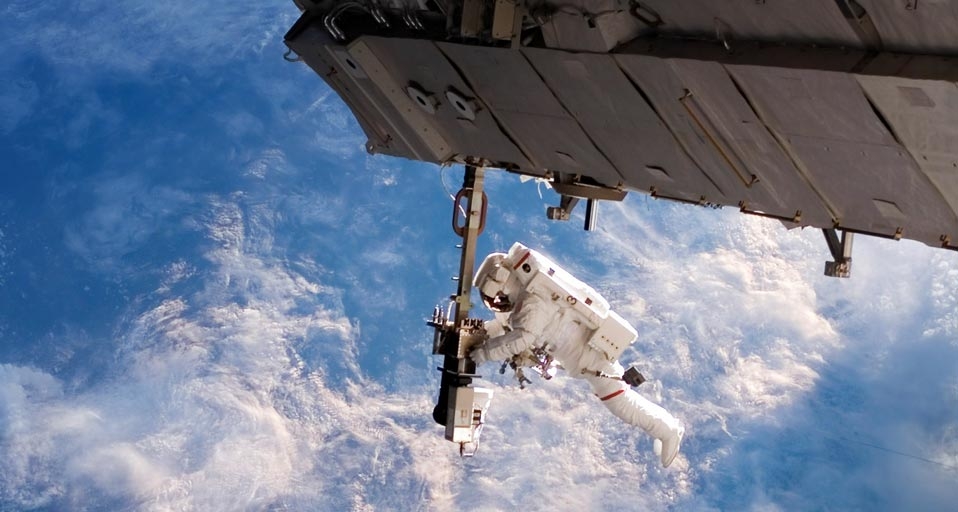宇航员在宇宙空间站进行太空行走 -- StockTrek/Superstock &copy; (Bing China)