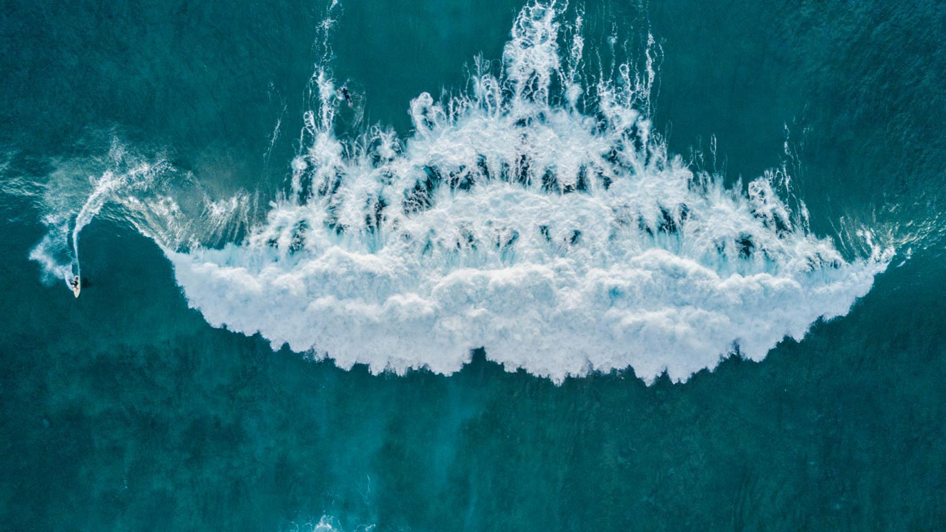 冲浪者追逐浪潮的鸟瞰图，西班牙加那利群岛特内里费岛 (© Sergio Villalba/Aurora Photos)(Bing China)