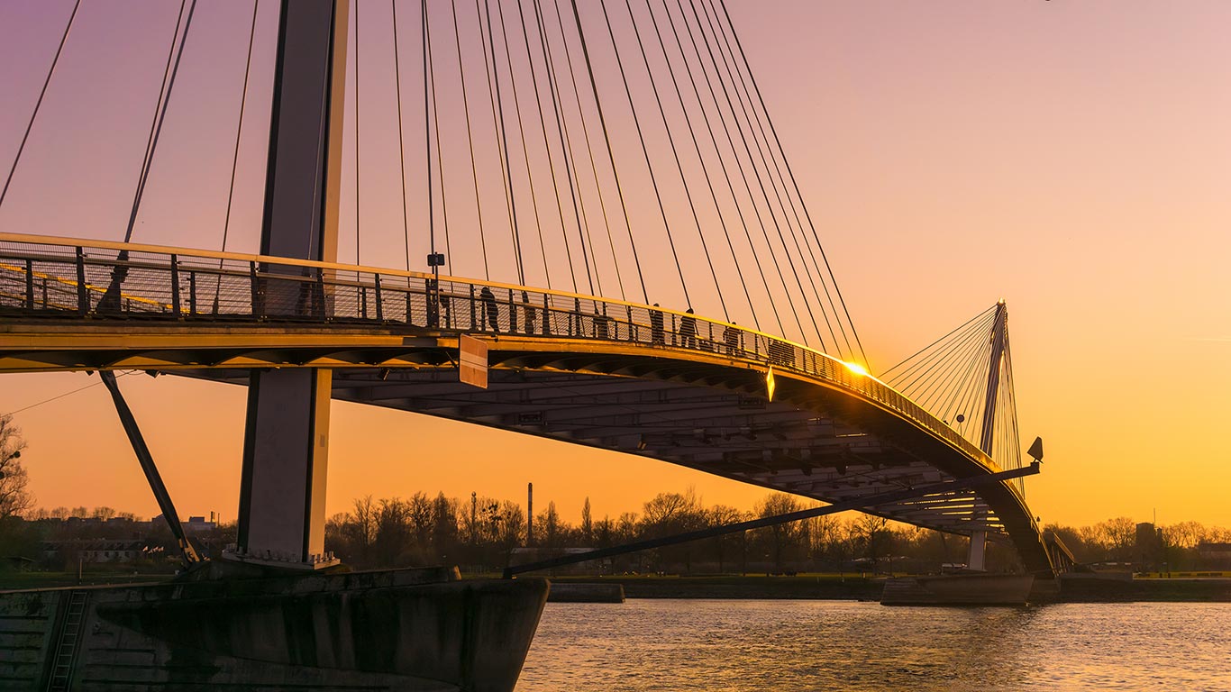Passerelle des Deux Rives (Brücke der zwei Ufer) über den Rhein zwischen Straßburg und Kehl. Zum Deutsch-Französischen Tag (© MattLphotography/Shutterstock)(Bing Deutschland)