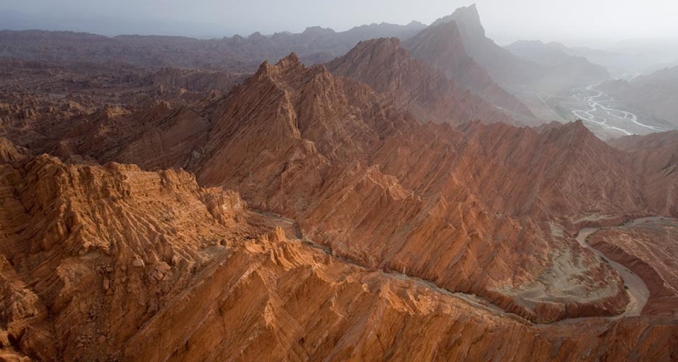 新疆维吾尔族自治区的天山大峡谷 -- George Steinmetz/Corbis &copy; (Bing China)