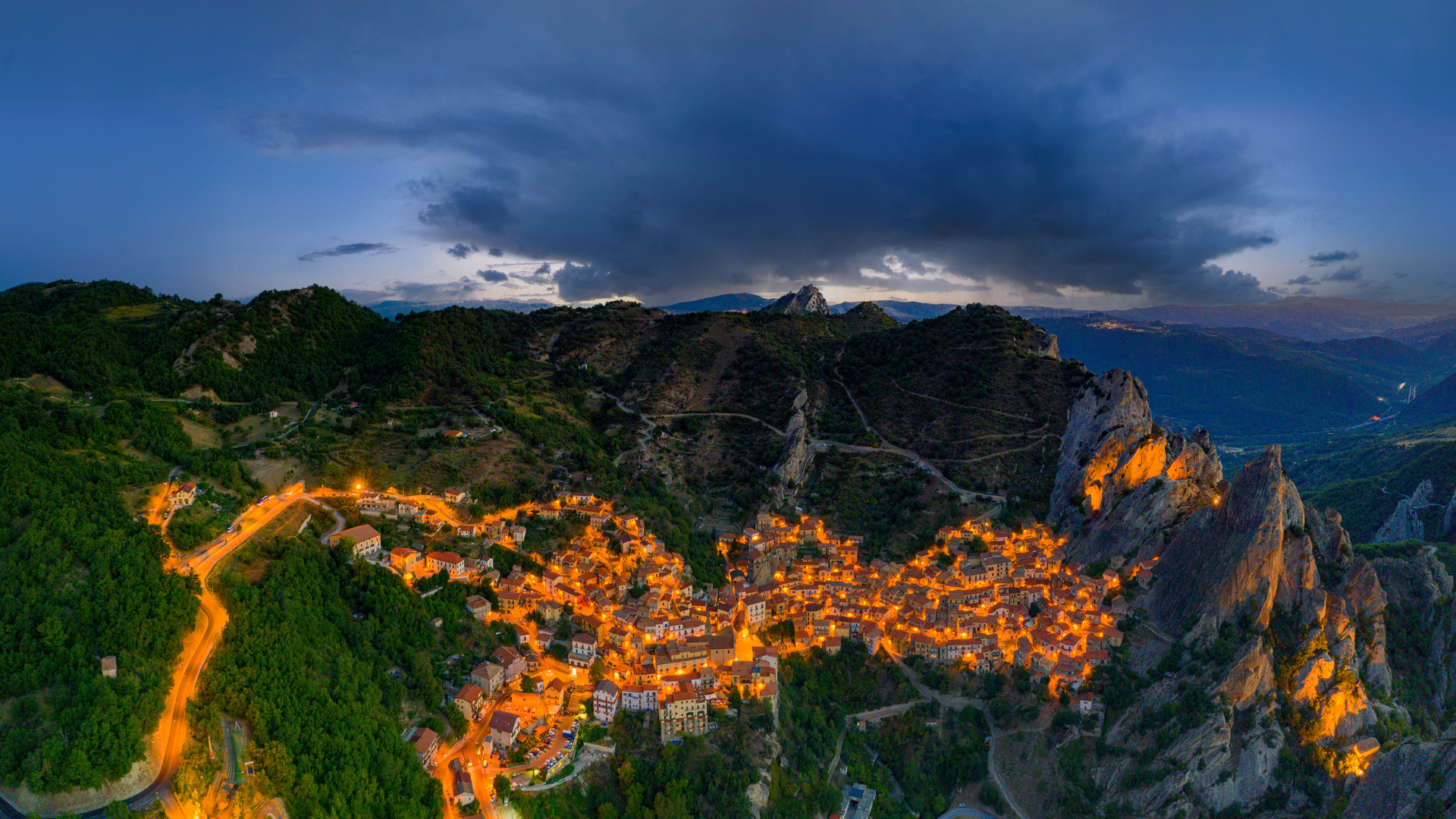 巴斯利卡塔的卡斯泰尔梅扎诺村，意大利 (© Roberto Moiola/Getty Images)(Bing China)