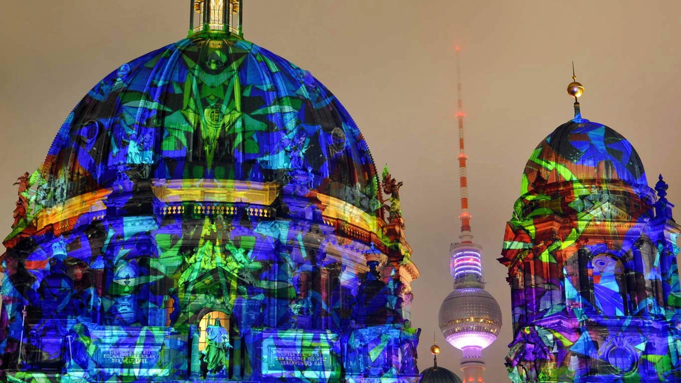 在德国灯光节期间，柏林大教堂灯火通明 (© Paul Zinken/Alamy)(Bing China)