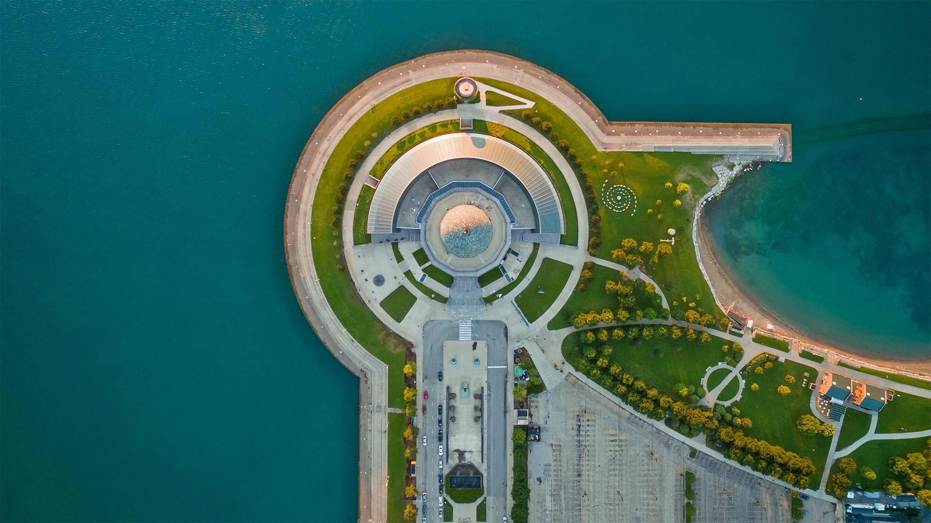 密歇根湖畔的阿德勒天文馆， 芝加哥伊利诺伊州 (© Amazing Aerial Agency/Offset by Shutterstock)(Bing China)