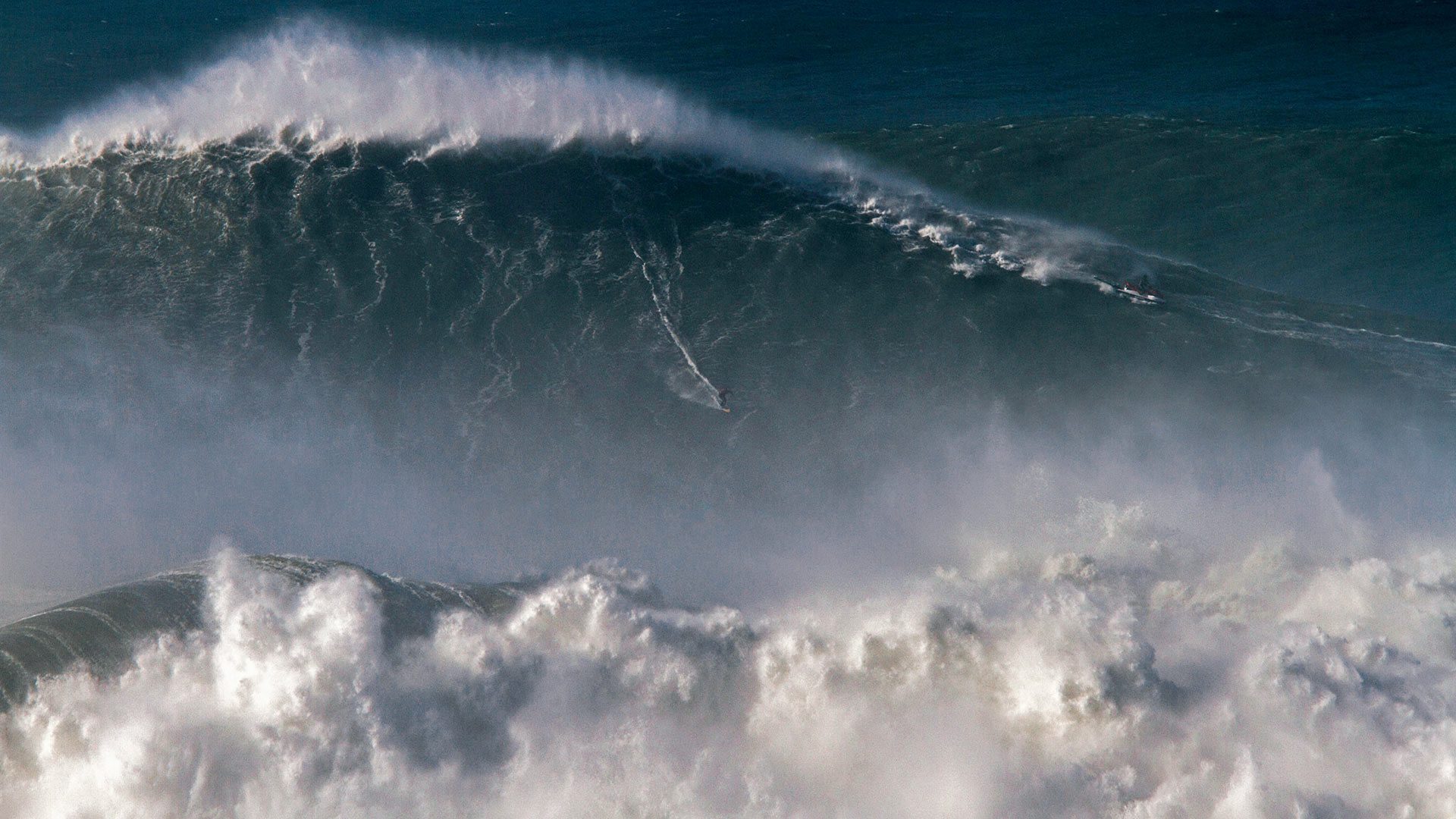 Rodrigo Koxa riding the biggest wave ever surfed, on Nov. 8, 2017, off the coast of Nazaré, Portugal (© Pedro Cruz/AP Photo)(Bing Canada)