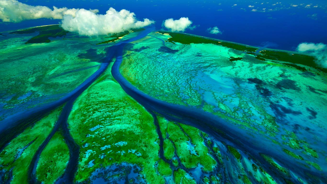 塞舌尔，阿尔达布拉，潮汐水道的鸟瞰图  (© Wil Meinderts/Minden Pictures)(Bing China)
