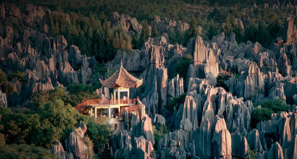 在云南昆明的观景台鸟瞰石林 -- Kelly-Mooney Photography/Corbis &copy; (Bing China)