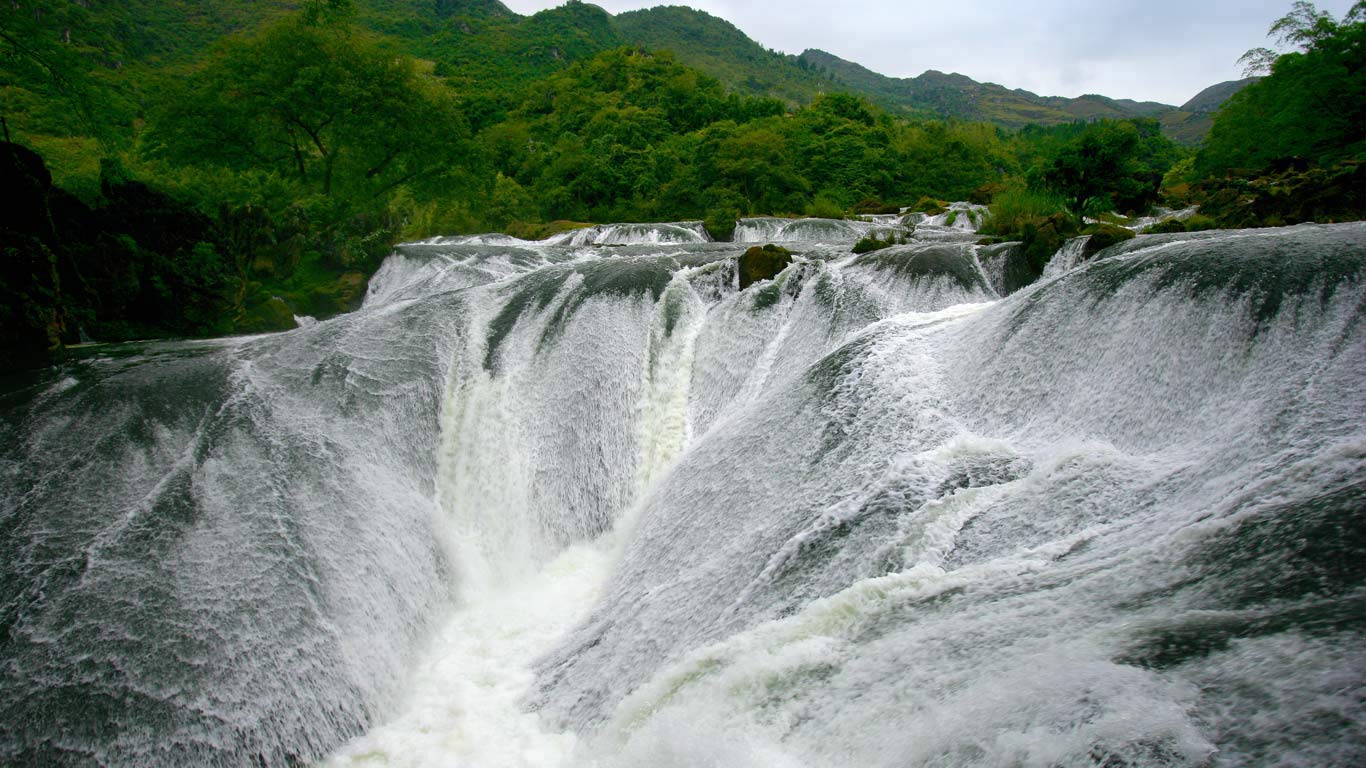 安顺附近的银链坠潭瀑布，中国贵州省 (© Top Photo Group/Getty Images)(Bing China)