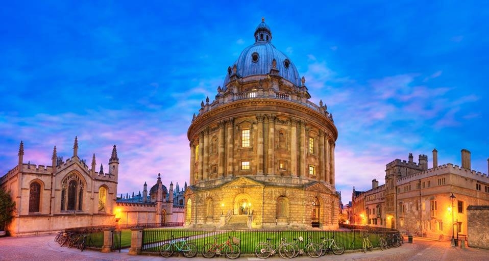 Radcliffe Camera, Oxford, England (© Paul Hardy/Corbis) &copy; (Bing Canada)