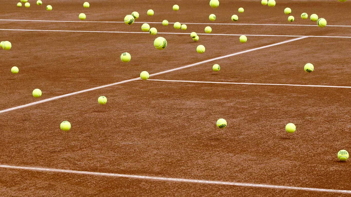 Balles de tennis oubliées sur un terrain en terre battue de Roland Garros (© Christophe Ena/Associated Press)(Bing France)