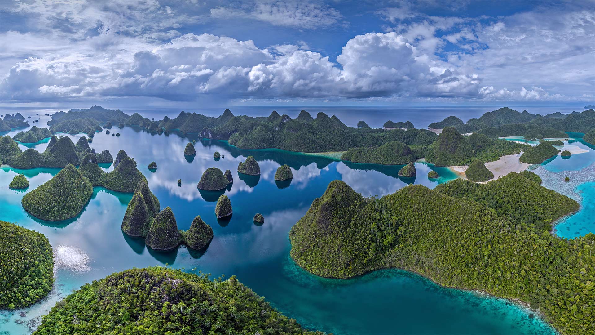 拉贾安帕特群岛中的瓦亚格岛，印度尼西亚 (© Amazing Aerial Agency/Offset by Shutterstock)(Bing China)