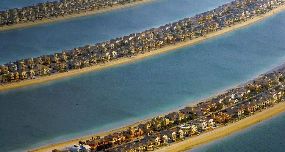 The Palm Islands artificial archipelago in Dubai, United Arab Emirates (© Jochem Wijnands/age fotostock) &copy; (Bing Canada)