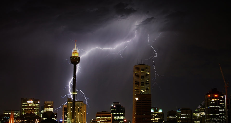 Ein Sommergewitter über der Skyline von Sydney. Dieses Foto, aufgenommen von Jeremy J. Somers aus Sydney, hat den ersten Bing-Fotowettbewerb auf Facebook gewonnen. Herzlichen Glückwunsch, Jeremy! &copy; (Bing Germany)