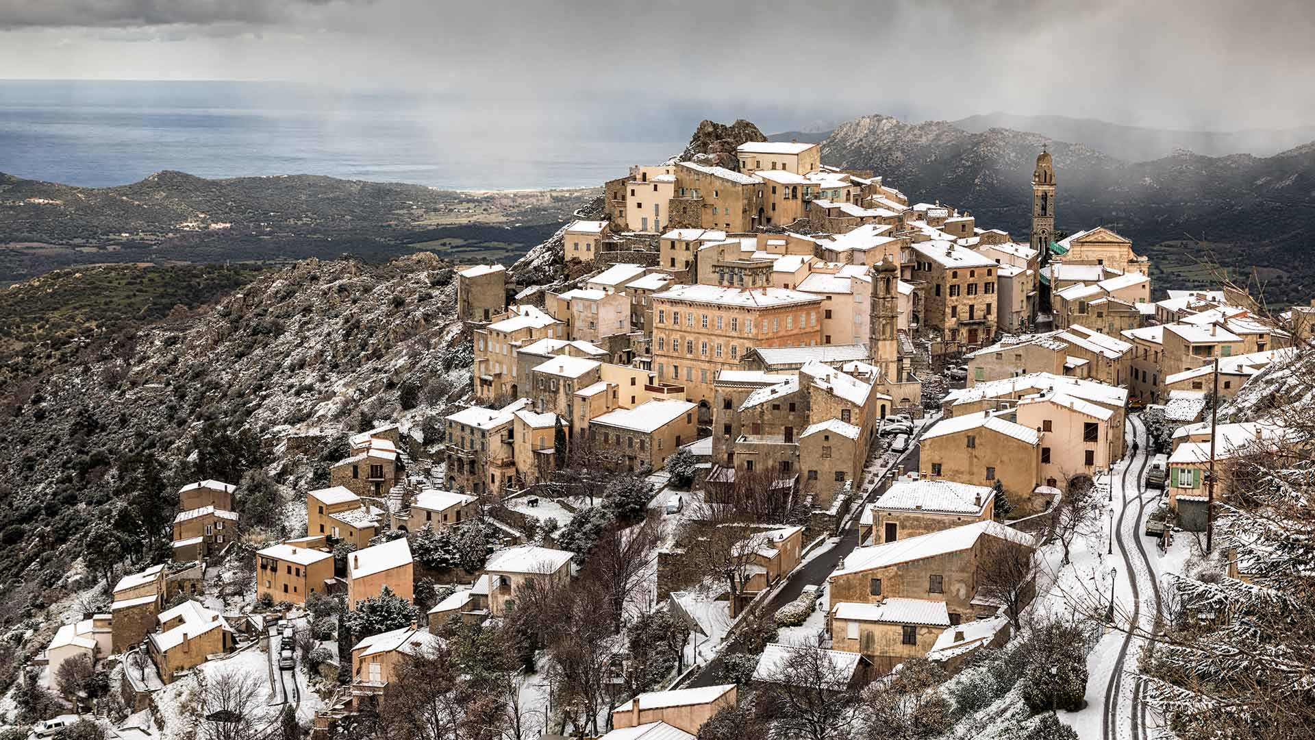 科西嘉岛上的Speloncato市，法国 (© Jon Ingall/Alamy)(Bing China)