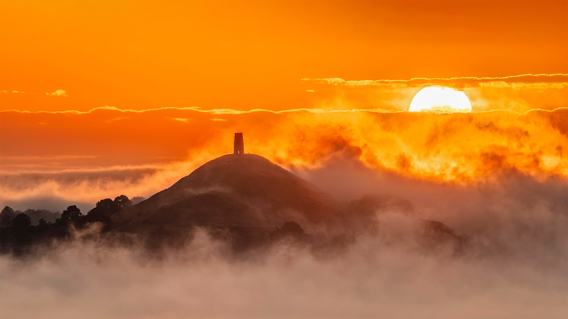 格拉斯顿伯里山丘上的日出，英格兰 (© Guy Edwardes/Minden Pictures)(Bing China)