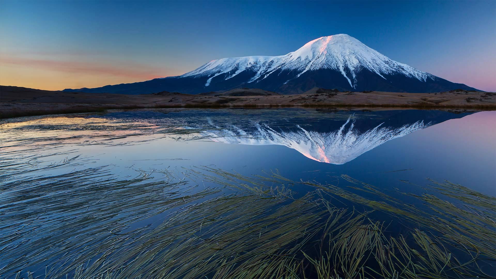 堪察加半岛上的扎尔巴奇克火山，俄罗斯 (© Egor Vlasov/Shutterstock)(Bing China)