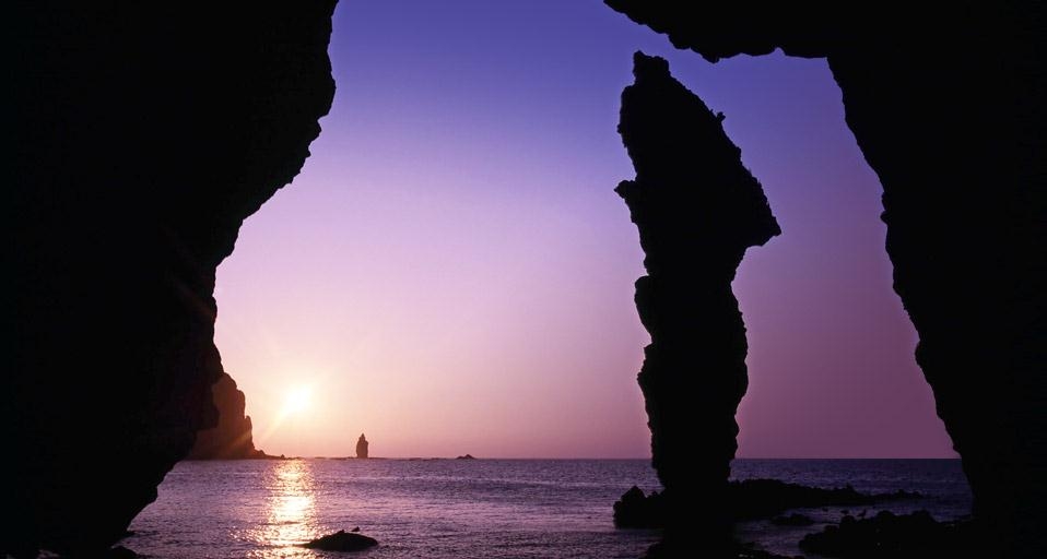 日本北海道神威岬的日落美景 (© Japan Travel Bureau/Photolibrary) &copy; (Bing China)