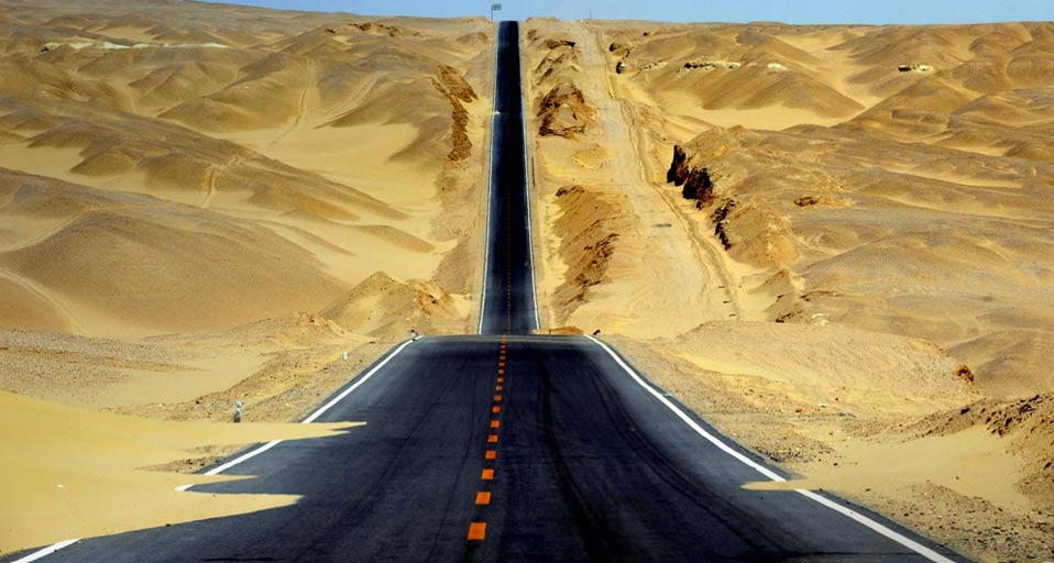 中国西部柴达木盆地的公路 -- Hou Deqiang/Corbis &copy; (Bing China)
