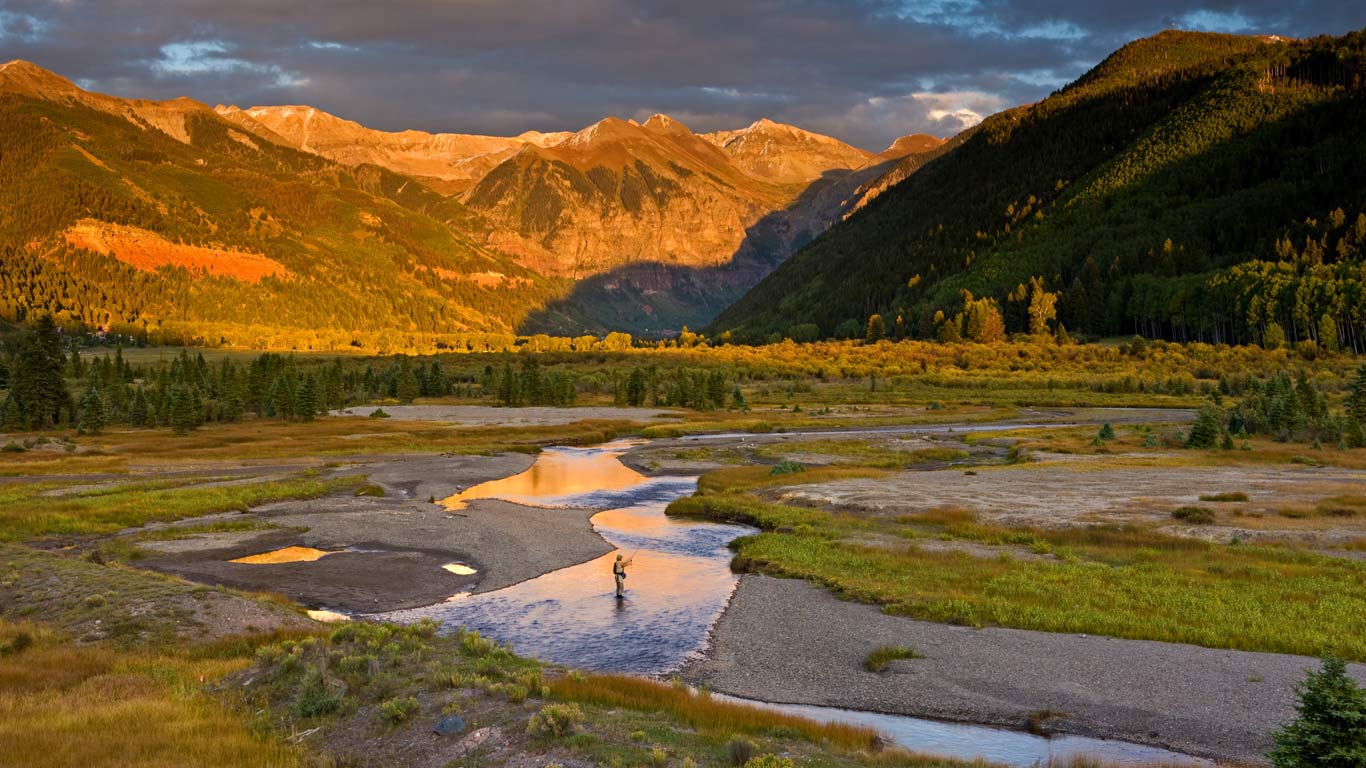 Fliegenfischen am San Miguel River, San-Juan-Gebirge, Colorado, USA (© Whit Richardson/Aurora Photos)(Bing Deutschland)